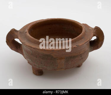 Marmite de poterie rouge, fragment, avec du plomb, cuite en deux bandes sur trois jambes, porte-ustensiles de cuisine vaisselle pot de détente jouet modèle appareil Faïence Céramique faïence glaçure plombifère, glaçure émaillée poteries tournées à la main au four de cuisson modèle pot rouge jouet à l'intérieur du fragment au plomb glaze deux vertical haut pincé largeurs de trois pieds d'archéologie poterie autochtone jouer cuisine préparer des aliments Banque D'Images