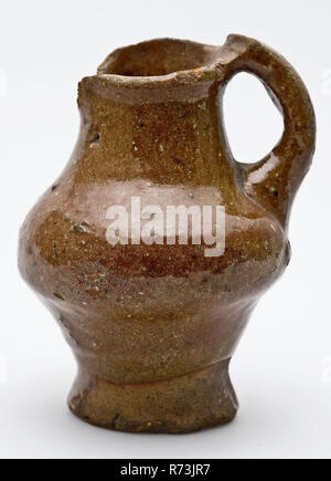 Pichet Poterie, petit modèle ou un jouet, bandoor, sur le pied de la béquille, jug vaisselle jouet porte-sol décontractant trouver modèle ? Faïence Céramique glaze glaçure de plomb à la main, émaillés de poterie cuite se cache pot à l'extérieur de l'Écharde de rouge en grande partie recouvert de plomb déglacer avec de l'oreille et la bague support de bande. Schenklip bord supérieur de travers Rotterdam archéologie Kralingen-Crooswijk Struisenburg Buizengat poteries indigènes jouant l'huile pour les prix Découverte du sol d'emballage : Buizengat quand portant diver 1959. Banque D'Images