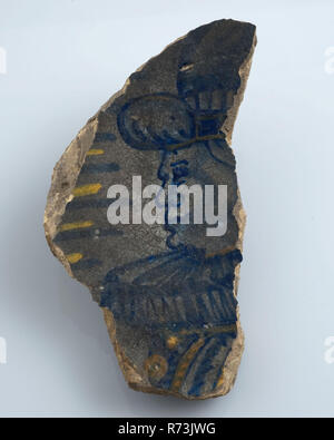 Fragment d'âme de majolique polychrome avec une image de l'homme avec le collier en pierre meulière, la plaque porte-vaisselle poterie céramique trouver sol tin glaze glaçure plombifère, glaçure cuite majolique 2x vitrage âme peint fragment de plat en majolique avec l'homme avec chapeau et millstone collier dans le style italien. Cuite sur les pruneaux. L'écharde jaune archéologie Italie décorer servir servir alimentaire nationale Banque D'Images