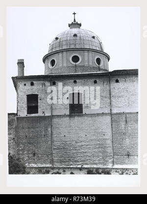 Abruzzo Chieti Lanciano S. Maria del Ponte, Cathédrale, c'est mon l'Italie, l'Italie Pays de l'histoire visuelle, la cathédrale elle-même date du 15ème cent. et le pont de Dioclétien incorporées dans sa structure. La cathédrale a été largement rénové à partir de 1785-88, la cathédrale donnant une Baroque-Neoclassical façade et l'intérieur. Il y a des vues générales de l'église et le pont de l'extérieur. Vues intérieures : la nef et coupole, qui date de la restauration de 1785-88. Le maître-autel contient des figures sculpturales ainsi, il y a une sculpture de la Madonna del Ponte datant de la Banque D'Images