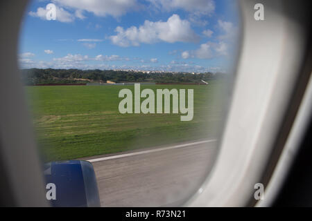 La vue d'une fenêtre pendant l'atterrissage d'un Airbus A320 de British Airways à Malte Banque D'Images