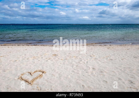 Coeur dessiné dans le sable d'une plage Banque D'Images