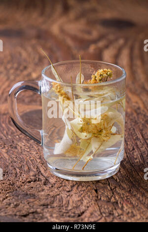 Thé de fleurs de tilleul sur bois Banque D'Images