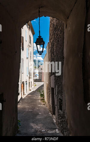 L'architecture médiévale dans le sud de style européen. Style caractéristique caractéristiques de la provence et de la côte d'azur, dans le village de montagne, près de mourir Banque D'Images