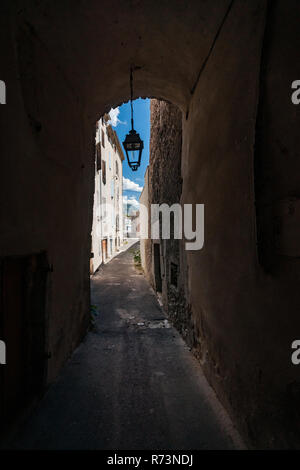 L'architecture médiévale dans le sud de style européen. Style caractéristique caractéristiques de la provence et de la côte d'azur, dans le village de montagne, près de mourir Banque D'Images