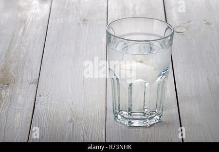 Verre d'eau sur la table en bois blanc Banque D'Images