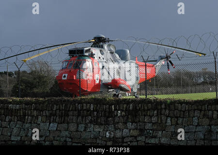 Hélicoptère de sauvetage de la Marine royale à RAF Culdrose à Cornwall Banque D'Images