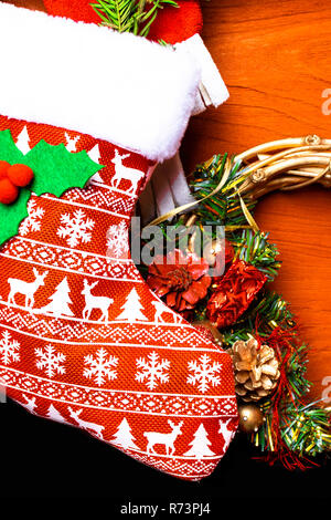 Chaussette de noël deer, couronne, avec une décoration, une branche d'arbre sur fond de bois Banque D'Images