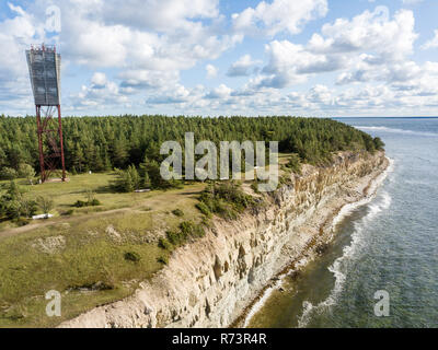 Panga falaise côtière et le phare (Panga pank, Mustjala cliff), rive nord de l'île de Saaremaa, près de Kuressaare, Estonie. Calcaire North-Estonian Banque D'Images