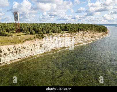 Panga falaise côtière et le phare (Panga pank, Mustjala cliff), rive nord de l'île de Saaremaa, près de Kuressaare, Estonie. Calcaire North-Estonian Banque D'Images
