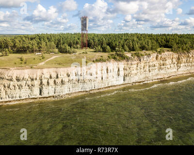 Panga falaise côtière et le phare (Panga pank, Mustjala cliff), rive nord de l'île de Saaremaa, près de Kuressaare, Estonie. Calcaire North-Estonian Banque D'Images