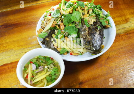 Tête de serpent rayé frits poisson avec sauce douce et d'herbes mixtes Banque D'Images