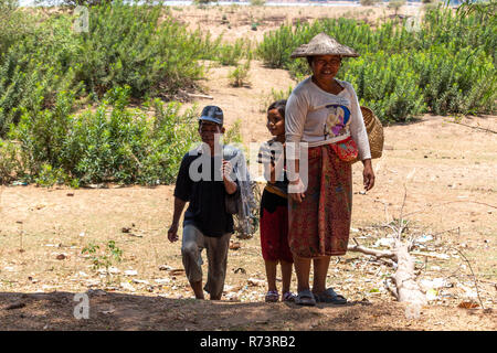 Don Daeng, Laos - 27 Avril 2018 : famille locale provenant de la pêche dans la rivière du Mékong Banque D'Images