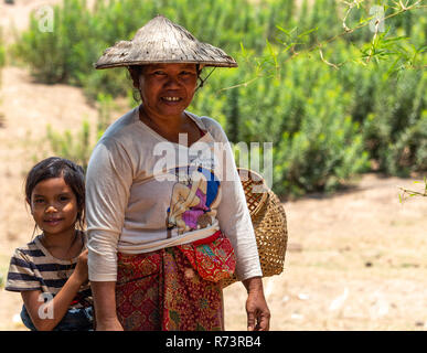 Don Daeng, Laos - 27 Avril 2018 : travaillant dans l'agriculture posant avec sa fille Banque D'Images