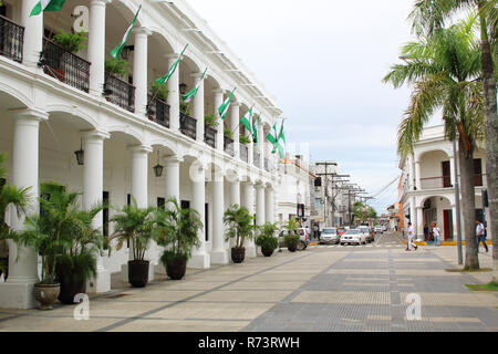 Plaza principal 24 de Septiembre Santa Cruz de la Sierra, Bolivie centre-ville pendant l'été. Banque D'Images