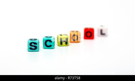 L'École - fait à partir de cubes jouet enfant multicolore avec des lettres Banque D'Images