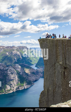 Le côté de Preikestolen vew avec les peuples par la falaise en Norvège Banque D'Images