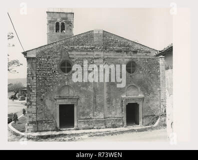 Ombrie Terni Collestatte S. Croce, c'est mon l'Italie, l'Italie Pays de l'histoire visuelle, de l'Église et de la tour date du 16ème siècle. Voir les photographies de l'extérieur façade et arrière de l'église, ainsi que le campanile. Une vue sur l'intérieur de la nef. Grandes peintures ont comme sujets Père Éternel entouré par les saints et les anges, avec la Madone et l'Enfant avec saints 4 l'Adoration de l'enfant Jésus par les bergers et Saint François recevant les stigmates. Statues en terre cuite de saint François et peut-être S. Croce. Banque D'Images