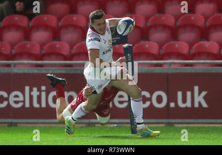 Les scores de l'Ulster Stockdale Jacob essaie d'abord au cours de la Heineken Cup Champions, la piscine quatre match au Parc y Scarlets de Llanelli. Banque D'Images