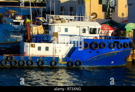 Odessa, Ukraine - le 08 août 2018. Blanche-neige magnifiques yachts sont amarrés près de la jetée de la soirée soft du soleil. Le concept d'aventures d'été, Banque D'Images