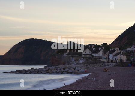 Plage de Sidmouth et Front Cottages. À la crête vers Hill au coucher du soleil. L'est du Devon, Royaume-Uni. Banque D'Images