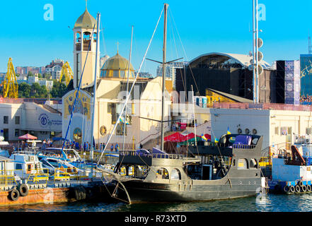 Odessa, Ukraine - le 08 août 2018. Blanche-neige magnifiques yachts sont amarrés près de la jetée de la soirée soft du soleil. Le concept d'aventures d'été, Banque D'Images