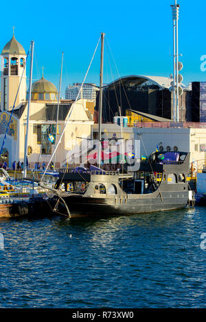 Odessa, Ukraine - le 08 août 2018. Blanche-neige magnifiques yachts sont amarrés près de la jetée de la soirée soft du soleil. Le concept d'aventures d'été, Banque D'Images