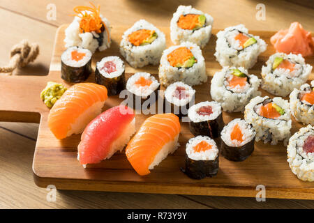 Des sushis énorme plat avec de la sauce soja et Wasabi Banque D'Images