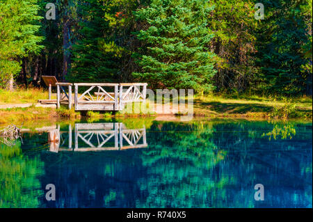 Petit lac de cratère à Mt. Hood National Forest, c'est nom pour qu'en raison de l'eau bleue de la commune connaissent bien le lac du cratère, aussi dans l'Oregon. Banque D'Images