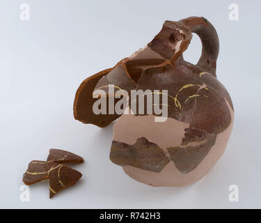 Fragment de poterie jug s'appliquer à l'épaule avec arches jaune dans la technologie de stockage des boues, pot pot titulaire peut être trouvée dans la glaçure céramique faïence faïence argile glaçure plombifère ), main-devenu vitrage décoré longe frits au cou et à l'épaulement fragment de pot de rangement. Corps épaule ronde balle avec petite ouverture de col de cou court sur l'épaule dans les boues décoration technique. La décoration se compose de double arches basses. Attaché à la poignée de saucisses pot edge et sur l'épaule. Dans la limite d'un pouce impression où l'oreille est jointe. La restauration est laissé vide en vertu de l'archéologie Banque D'Images