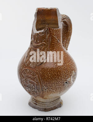 Cruche Bartmann, également appelé Bellarmin jug, avec armoiries en médaillon sous masque barbe barbu, titulaire de la vaisselle verseuse en céramique argile sol trouver sel glaze glaçure engobe tournées à la main, émaillés grès cuits moulés estampillé gris brun chat pot d'échardes sel glaze bandoor bouche profilée et rim héraldique archéologie pied verre céramique d'importation pouring wine beer Banque D'Images