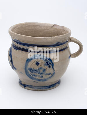 Facilité d'utilisation de grès ou pot de chambre aux oreilles, sur le ventre trois médaillons à décor floral stylisé, porte-pot en grès céramique sanitaire trouver sol sel glaze glaçure, tourné main estampillé vitrage vitrage en grès gris pot de chambre au four avec du sel d'échardes glaze profil profil bandoor cou et pied. Traces dédié au bas archéologie poterie importation draine nuit hygiène des chambres Banque D'Images
