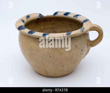 Facilité d'utilisation de grès ou pot de chambre avec l'oreille droite, sur le bord une bande bleue, décor porte-pot en grès céramique sanitaire trouver sol sel glaze glaçure, cuite vernissée décorées tournées à la main prix en grès gris pot lumineux avec du sel d'échardes glaze bandoor fait deductors avec queues sur le fond de la poterie d'importation d'archéologie draine nuit hygiène des chambres Banque D'Images