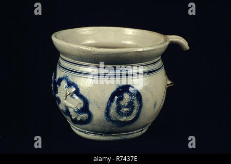 Facilité d'utilisation de grès ou pot de chambre aux oreilles, ventre avec trois médaillons d'armes et deux lions, porte-pot en grès céramique sanitaire trouver sol sel glaze glaçure, tourné main vitrage vitrage grès cuits le cachet du pot de chambre avec glaçure sel gris shard bandor profil edge écrit médaillons ronds : ADRIAEN BOXEL héraldique archéologie poterie importation draine nuit hygiène des chambres Banque D'Images