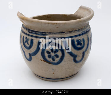 Facilité d'utilisation de grès ou pot de chambre avec deux oreilles, liseré bleu, estampillé rosettes, porte-pot en grès céramique sanitaire trouver sol sel glaze glaçure, tourné à la main en grès cuits émaillés estampillé gris pot de chambre avec du sel d'échardes profil glaze anneaux autour de l'encolure et le bas de la ligne d'importation de l'archéologie les drains en poterie nuit hygiène des chambres Banque D'Images