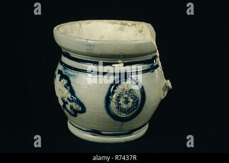 Facilité d'utilisation de grès ou pot de chambre avec l'oreille, sur le ventre trois médaillons d'armes nucléaires et de deux lions, daté, porte-pot en grès céramique sanitaire trouver sol sel glaze glaçure, tourné main vitrage vitrage grès cuits le cachet du pot de chambre gray shard avec sel glaze anneaux autour du cou et profil en pied les médaillons la date : 1588 héraldique archéologie poterie importation nuit vidange hygiène chambre à coucher Banque D'Images