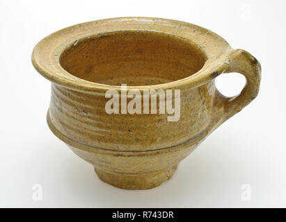 Poterie petit pot de chambre sur le stand, l'Écharde de blanc et jaune glaze, porte-pot en faïence céramique faïence sanitaire glaze à la main, glaçure plombifère tourné au four en terre cuite émaillée Petite chambre blanche pot recouvert d'échardes glaçure plombifère jaune en haut de band-aid pincé ronde renouvelable moitié supérieure de la bague support pot conique double modèle sur socle étroit col large anneau archéologie ouverture les drains en poterie nuit hygiène des chambres Banque D'Images