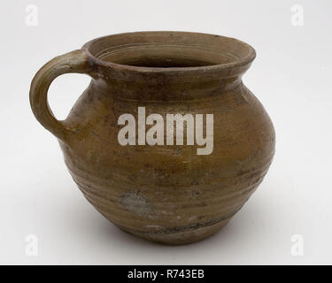 Pot en grès, facilité d'utilisation sur surface permanent, la rotation de cloches sur ventre, oreille permanent, porte-pot en grès céramique sanitaire sols glaze glaçure sel tournées à la main, cuite vernissée pot grès tesson gris brun clair avec glaçure sel légèrement courbé stand le pot est instable de l'épaule en rotation à pied en forme d'entonnoir avec l'ouverture du cou cou spacieux. Et double sphérique de forme conique. Large et droit d'importation importation bandoor archéologie poterie drains nuit hygiène des chambres Banque D'Images