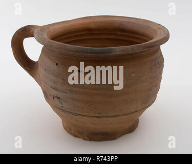 Pot de fleurs, poterie, fragment d'orange, non émaillé, oreille saucisse sur support, support de pot de fleur en céramique découverte de la terre à la main, en terre cuite rouge pot tourné poterie émaillée d'échardes d'oreille bague stand saucisse quatre trous dans le fond renouvelable standring archéologie de l'armement les décorer la céramique cuisine jardin d'intérieur accueil cuisine Banque D'Images