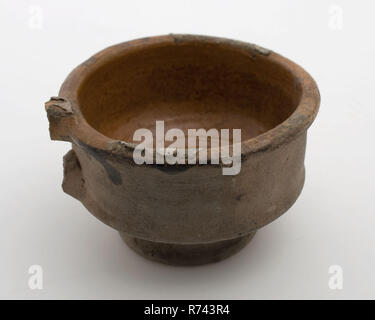 Pot de fraises poterie rouge, fragment, l'interne vitrée, trou dans le fond, sur le stand, la poterie poterie fraise sol contenant trouver glaçure plombifère glaçure poterie Céramique, Poterie en terre cuite vernissée tourné l'Écharde de rouge à l'intérieur recouvert de plomb glaze oreille saucisse trou au fond standring archéologie poterie indigènes servant de la nourriture cuisine cuisine Banque D'Images