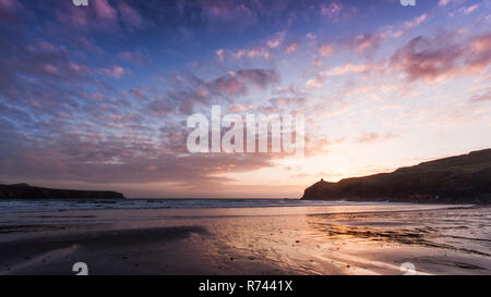 Abereiddi Tour s'élève sur les falaises à côté Abereiddy Bay sur la côte du Pembrokeshire, parc national dans l'ouest du pays de Galles. Banque D'Images