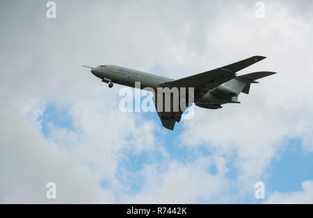 RAF Vickers VC-10 boîtier étroit à long rayon d'avions à faire son approche finale et atterrissage à Bruntingthorpe à démonter. Banque D'Images