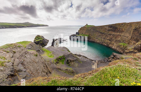 Ancienne carrière bâtiments haut les falaises à Abereiddy dans le Parc National de Pembrokeshire Coast, le Pays de Galles. Banque D'Images