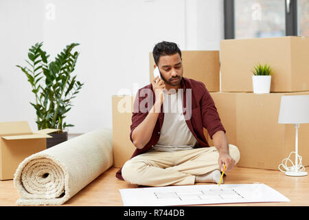 L'homme avec le plan directeur et les cartons déménagement à new home Banque D'Images