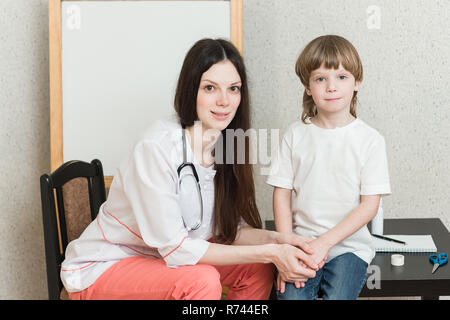 Un enfant à la réception chez le médecin. Le traitement dans les hôpitaux pour enfants. Banque D'Images