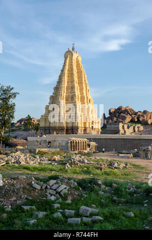 Le kanakagiri au gopura du Temple Virupaksha, Hampi, Karnataka, Inde. Banque D'Images