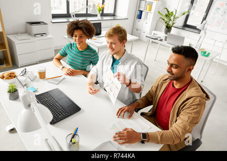 Équipe de création vidéo conférence à l'office d'avoir Banque D'Images