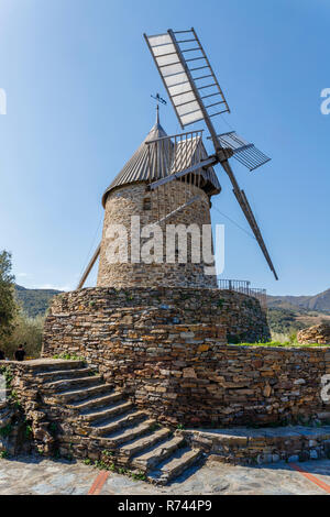 France, Pyrénées Orientales, Collioure, Côte Vermeille, moulin à huile sur les hauteurs de la ville // France, Pyrénées-Orientales (66), Côte Vermeille, Colli Banque D'Images