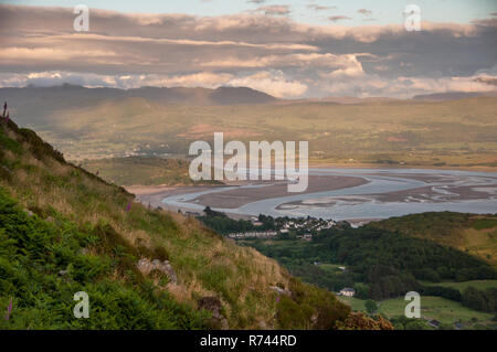 Le soleil se couche sur l'estuaire de la rivière Afon Dwyryd à Porthmadog dans le nord du Pays de Galles, vu de Moel-y-Gest Mountain dans le parc national de Snowdonia. Banque D'Images