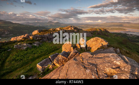 Le soleil se couche sur le sommet de la MOEL-y-Gest mountain et l'estuaire de la rivière Afon Dwyryd à Porthmadog dans le parc national de Snowdonia. Banque D'Images